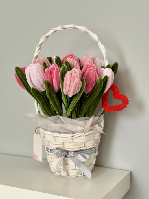 biały koszyczek z różowymi tulipanami i serduszkiem