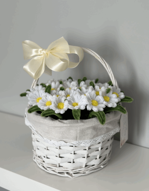 koszyczek białych stokrotek wykonany ręcznie z wyciorków